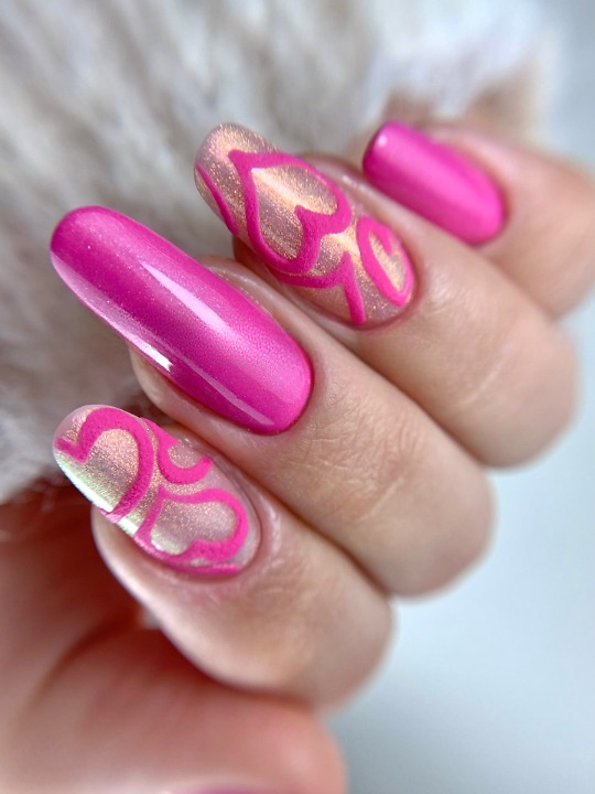 Passione Beauty ongles amande fuchsia brillant avec nail art cœurs roses, vernis semi-permanent, manucure gel romantique