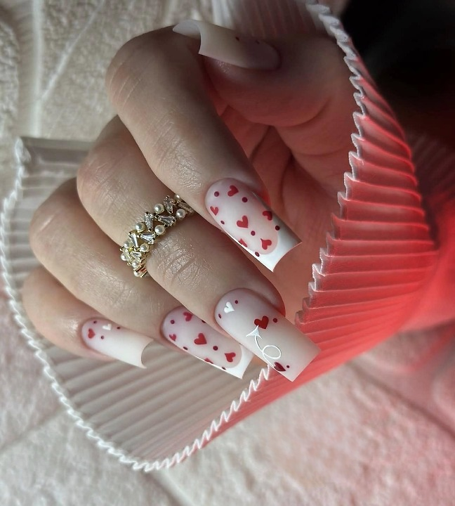Passione Beauty ongles blanc laiteux avec petits cœurs rouges, vernis semi-permanent brillant, nail art romantique gel