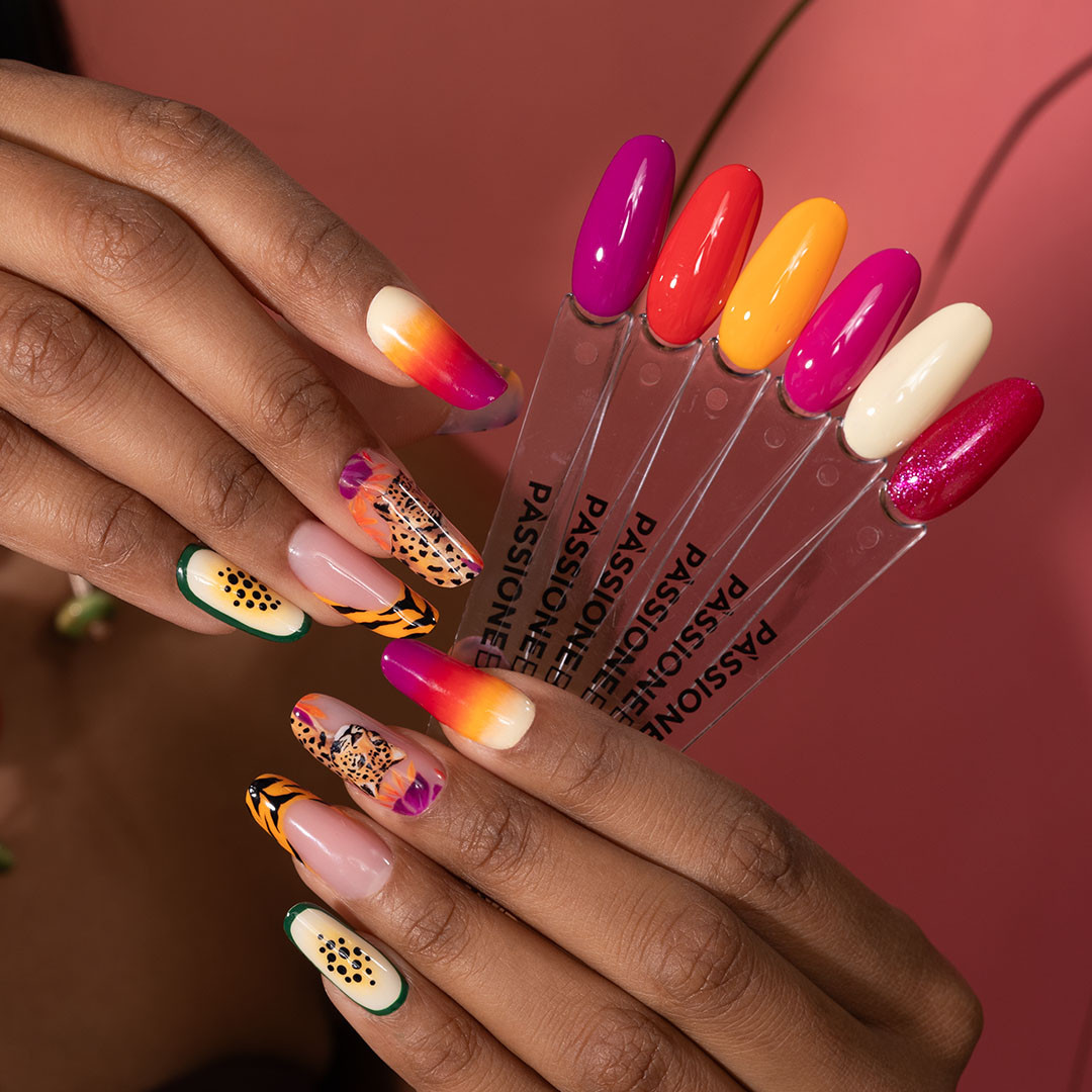 Passione Beauty: manicure nail art con smalti semipermanenti fucsia acceso, arancione vivace, giallo sole e bianco latte, effetto sfumato e dettagli floreali.