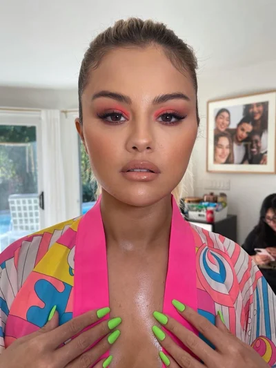 selena_gomez_unghie_fluo-1