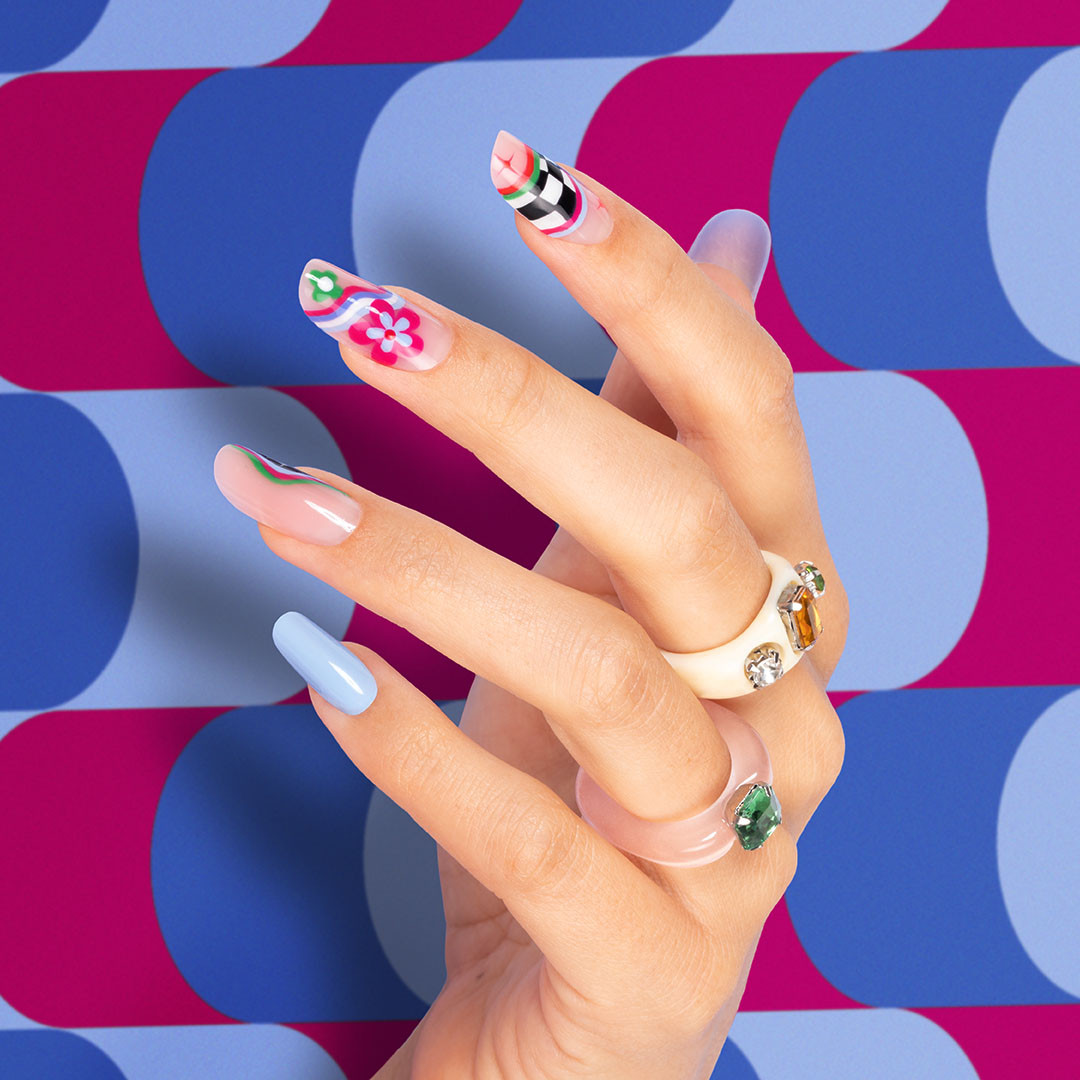 Passione Beauty : manucure en amande avec vernis semi-permanent bleu pastel et nail art floral multicolore.