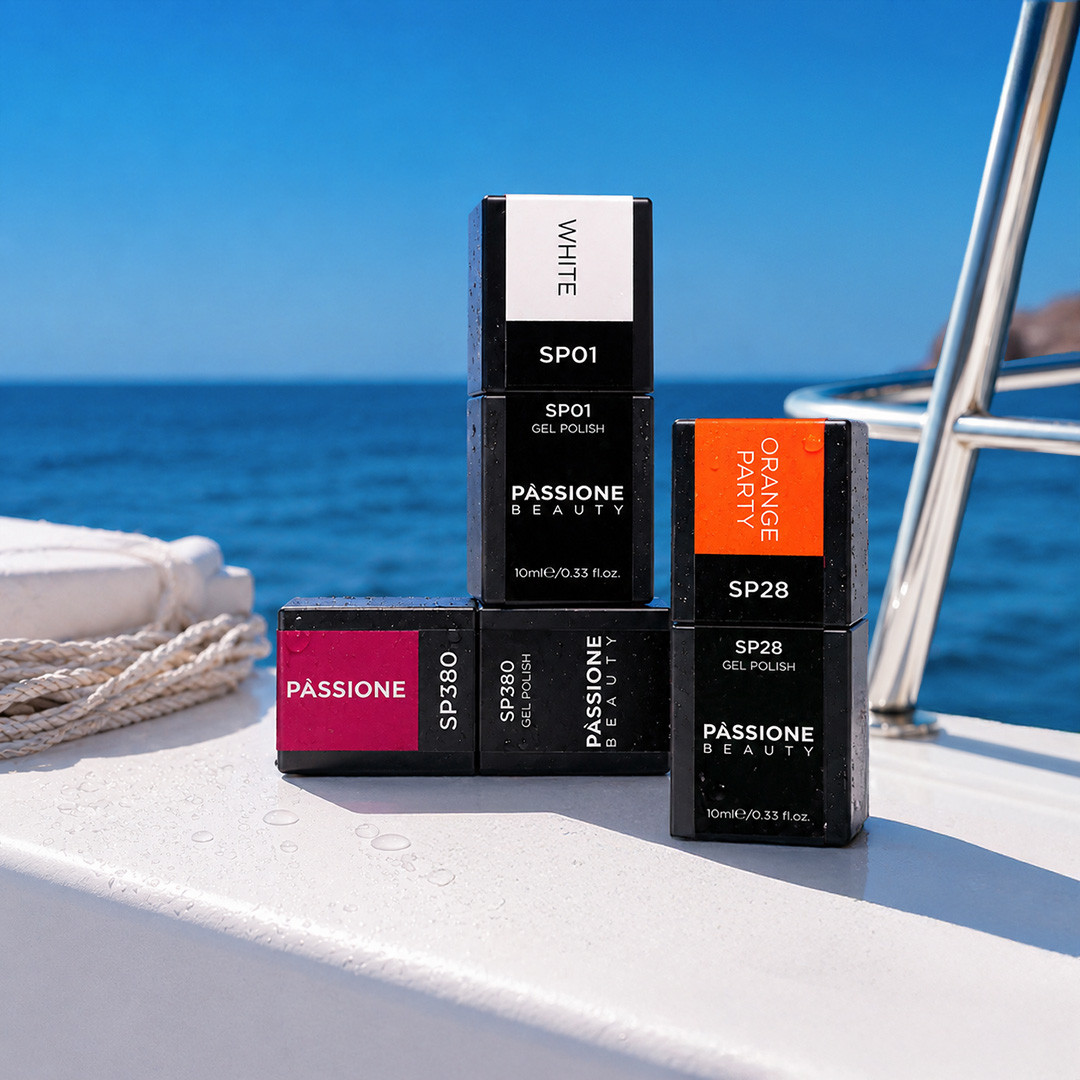 Passione Beauty vernis semi-permanents orange fluo, fuchsia et blanc sur une terrasse avec vue sur la mer, couleurs estivales professionnelles pour les ongles.