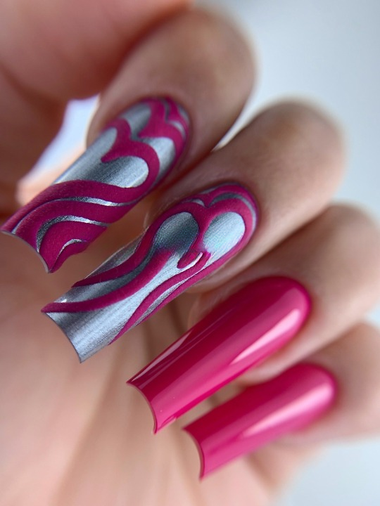 Passione Beauty nail art abstrait rose vif et turquoise, vernis semi-permanent brillant, ongles gel carrés, design moderne pro