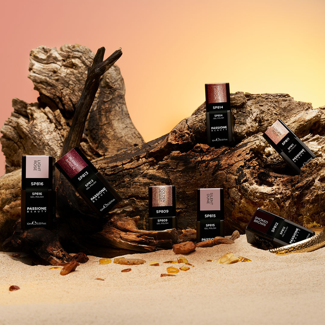 Collection Desert Glow Passione Beauty avec vernis semi-permanents rose clair, nude doré, brun fumé, bronze, ambre et or lumineux.