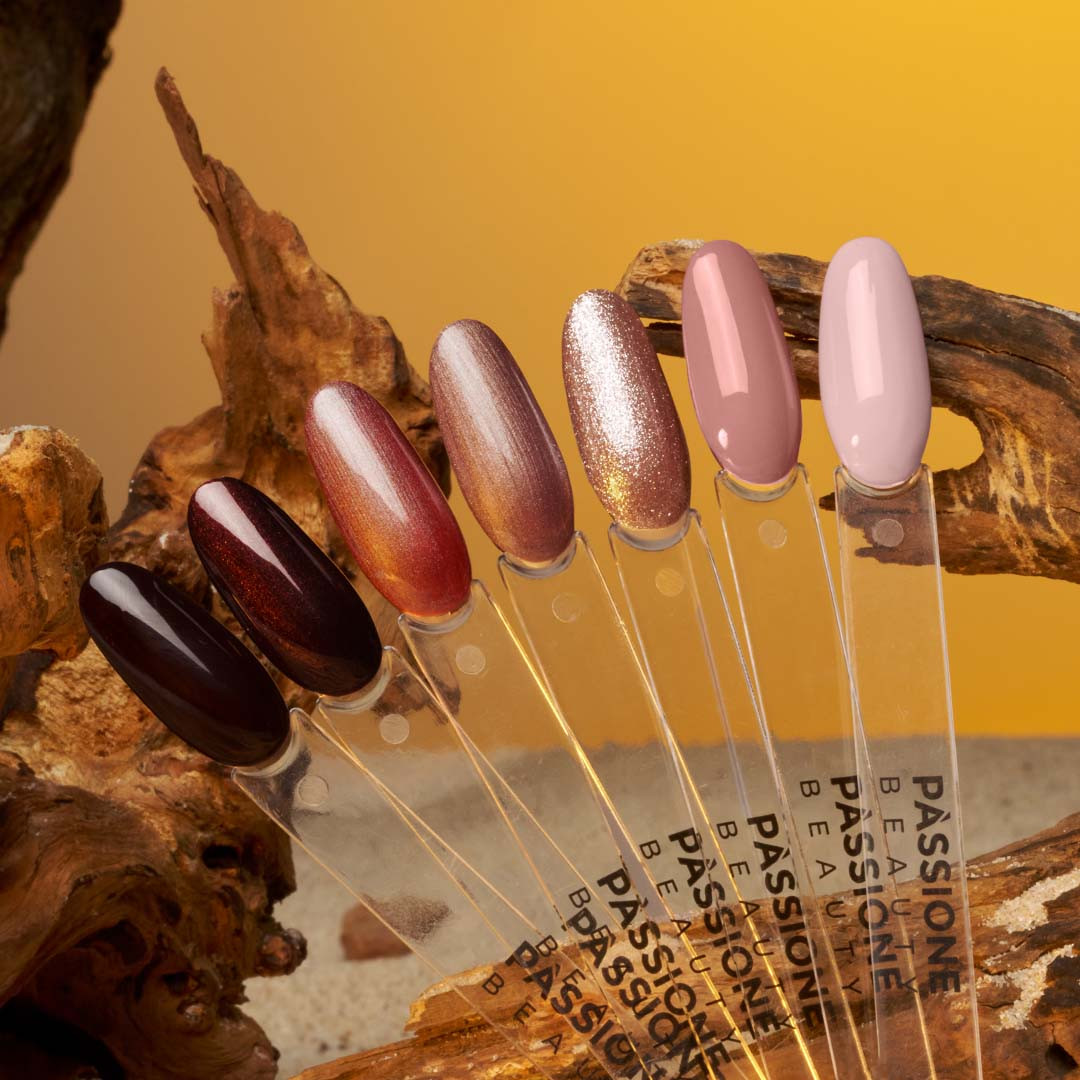 Nuanciers Desert Glow Passione Beauty avec vernis semi-permanents bordeaux, bronze magnétique, or pailleté, nude et rose poudré.