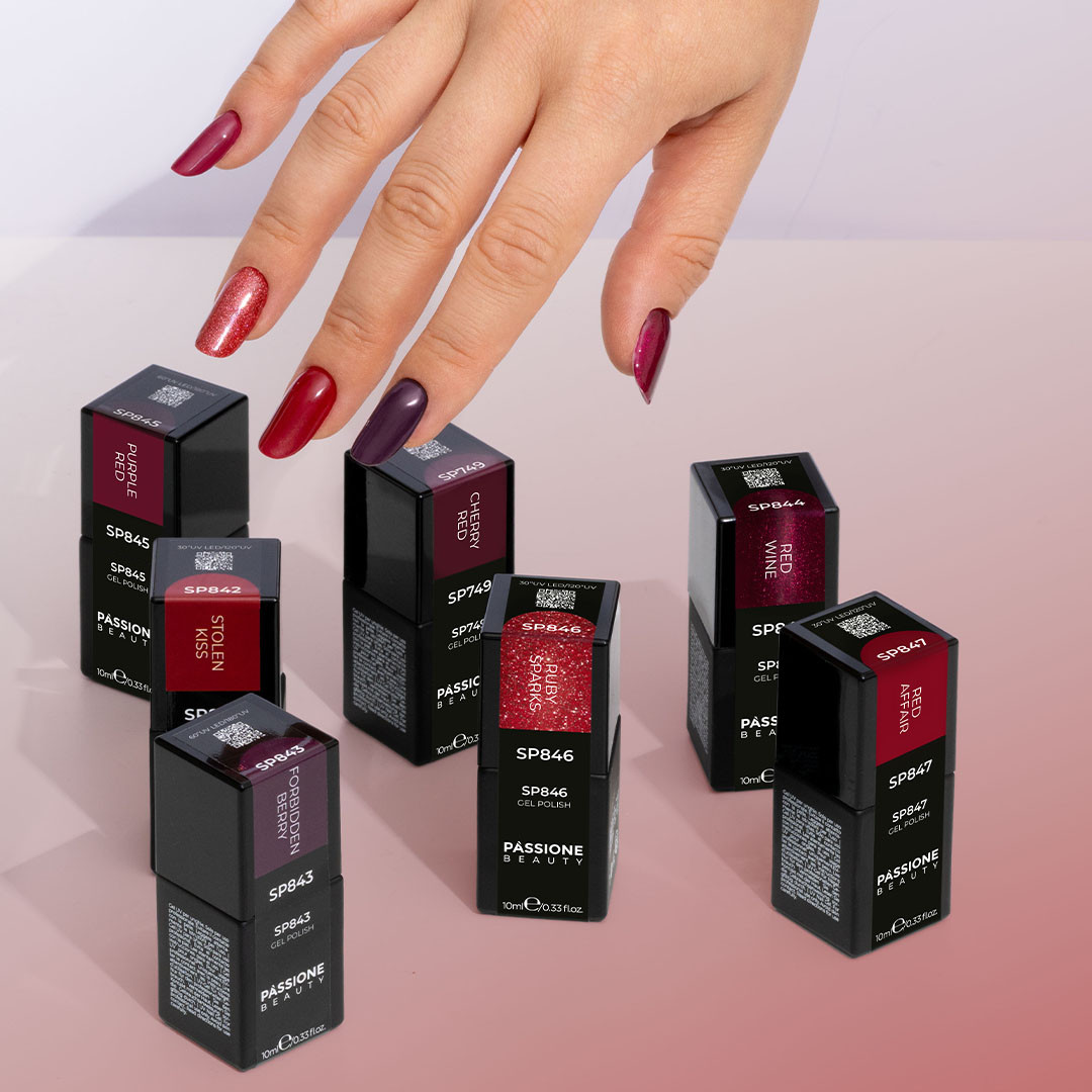 Unghie lunghe a stiletto con smalto viola prugna e nail art sfumata multicolore, manicure professionale Passione Beauty