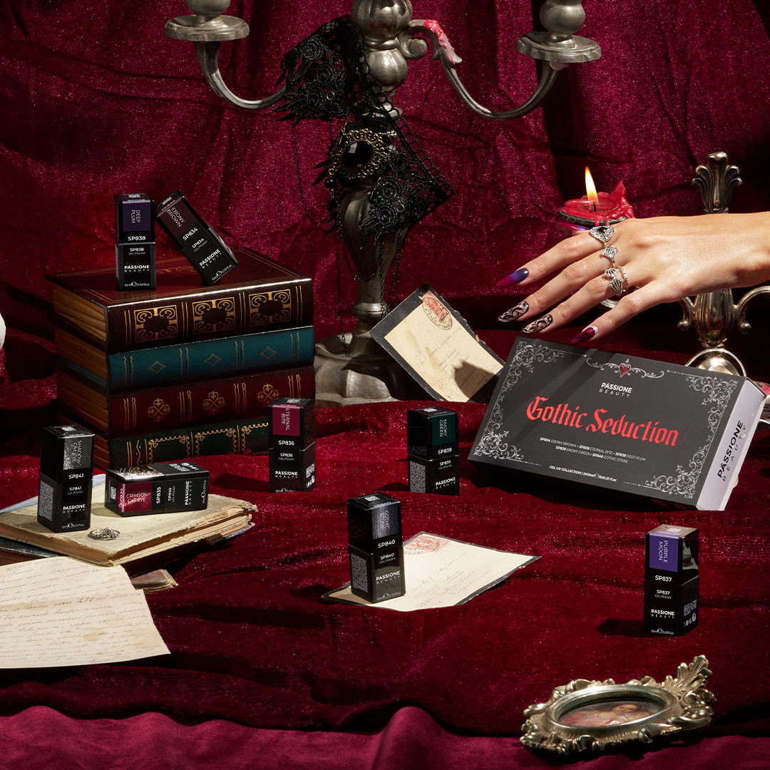 Passione Beauty prodotti per unghie e nail art su fondo rosso bordeaux, con smalti semipermanenti e decorazioni