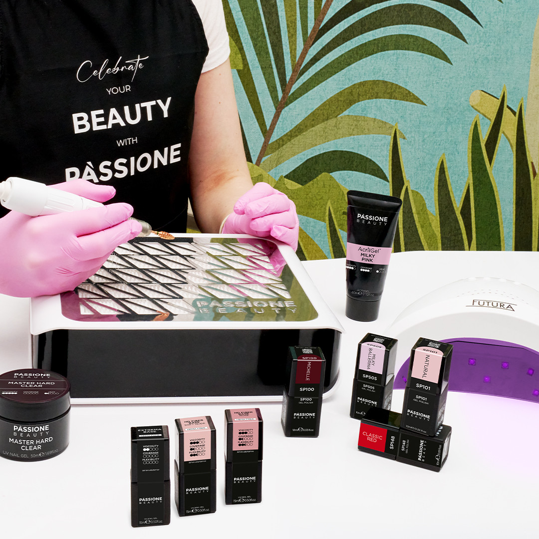 Passione Beauty: tehniciană realizând o reconstrucție cu AcrilGel roz lăptos, lampă UV/LED, pilă electrică și ojă semipermanentă roșu intens.