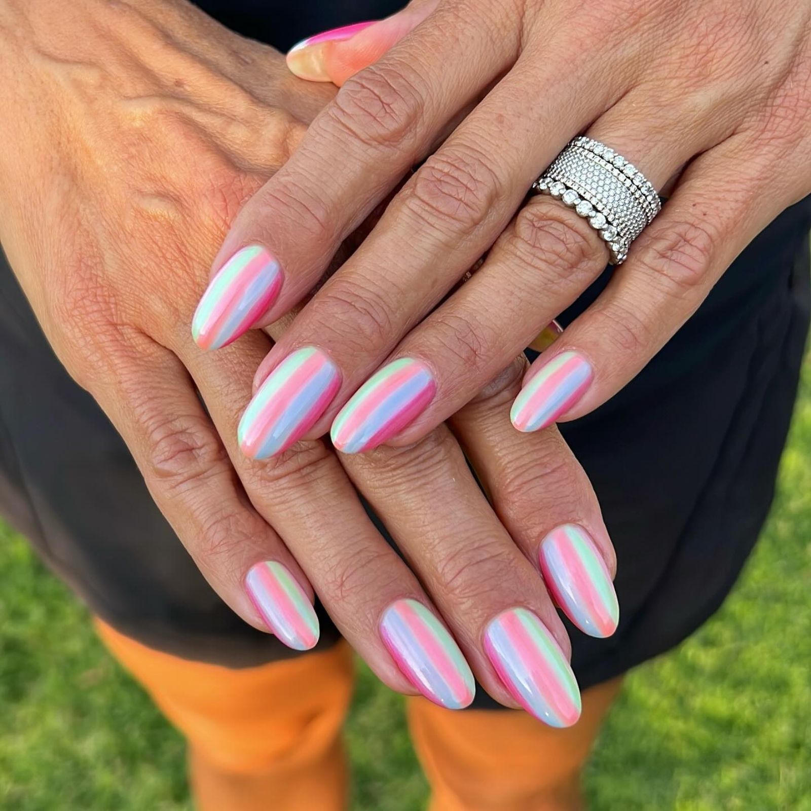 Unas tonos pastel con rayas estilo retro