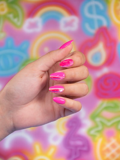 Barbie Loves Nails - Bambola Con Unghie Che Cambiano Colore E 20 Unghie Glitterate, Gioco Di Moda Per Bambine