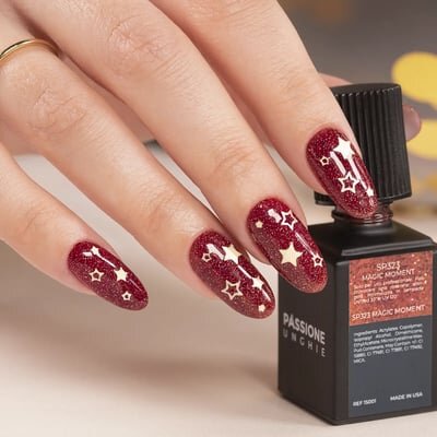 unghie rosse natalizie con stelle