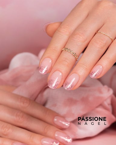 Nägel mit Wasserfall-Effekt