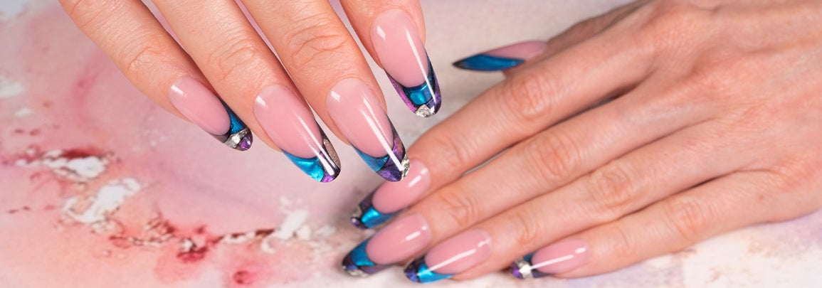 La reconstrucción más popular: manicura francesa con técnica reversa