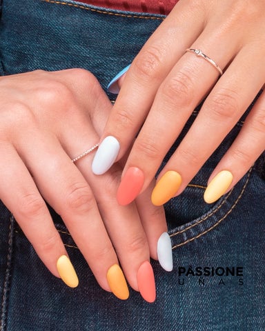 manicura en colores pastel