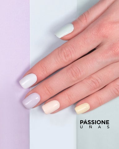 uñas de colores pastel