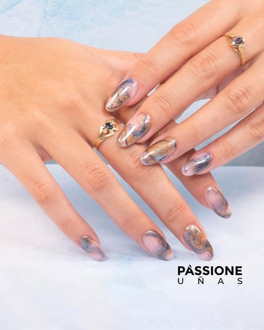 uñas efecto marmol con purpurina