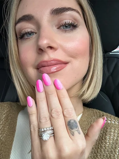 chara_ferragni_unghie_sfumate_rosa