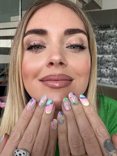 chiara_ferragni_unghie_tie_dye