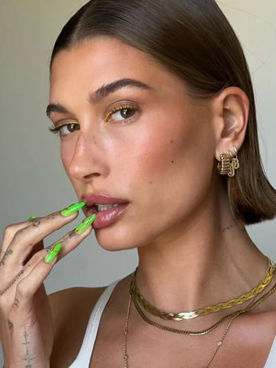 hailey_bieber_unghie_fluo