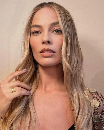 margot_robbie_unghie_lilla