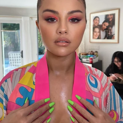 selena_gomez_unghie_fluo