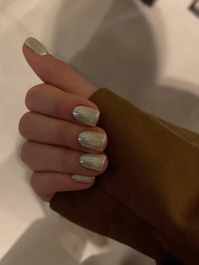 unghie_corte_color_verde_oliva_cromate