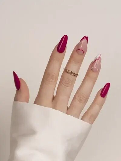 unghie_rosse_con_decorazioni_geometriche