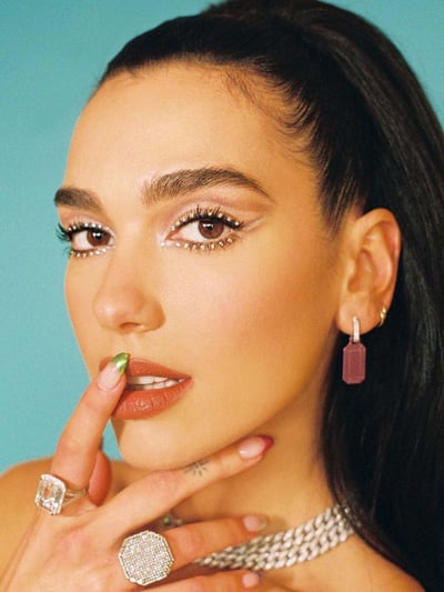 dua-lipa-unghie-chrome