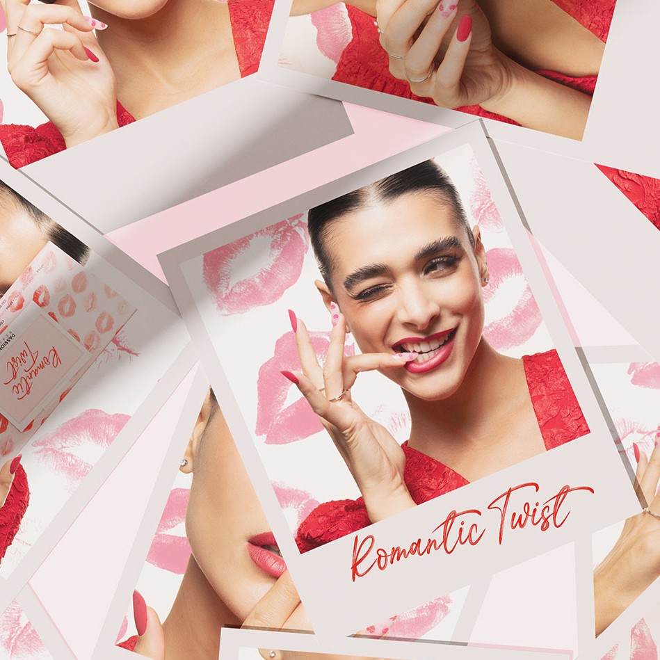 Modella con mano vicino alla bocca e manicure gel rosa lampone brillante Passione Beauty, nail art romantica con smalto semipermanente.