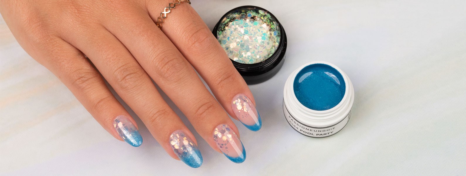 French manicure con gel UV colorato e glitter