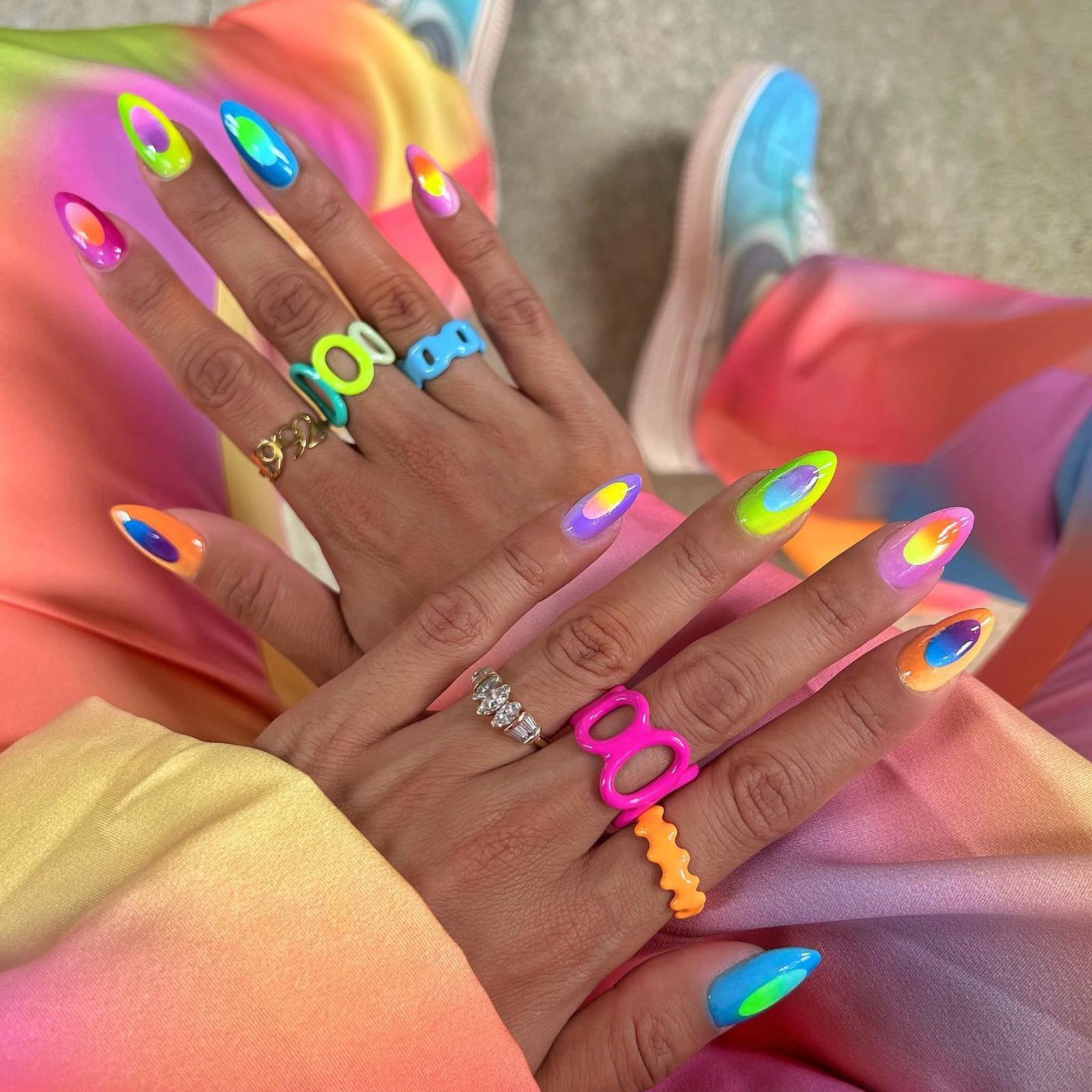 unghie arcobaleno fluo estate