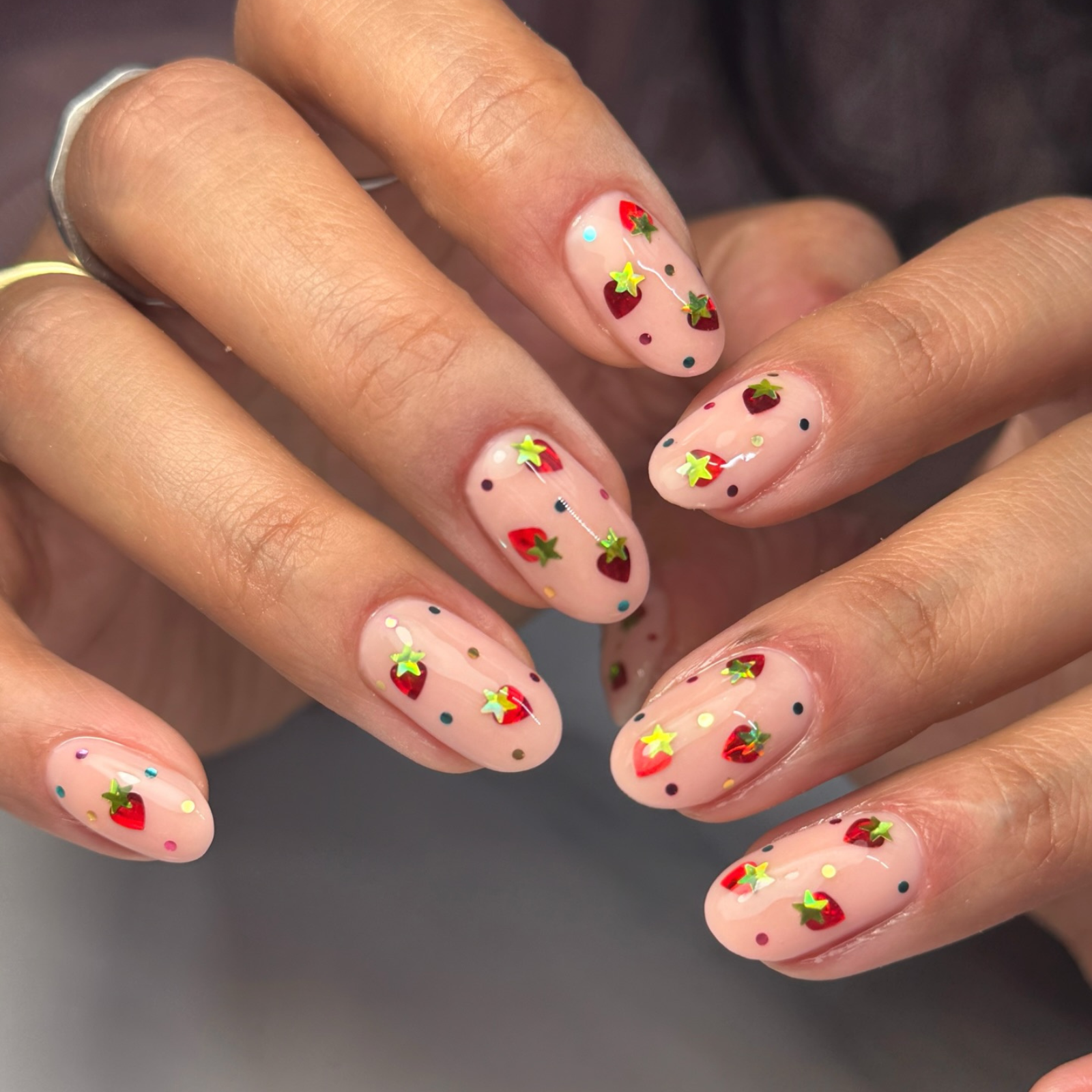 Unghie primavera 2026 fragole